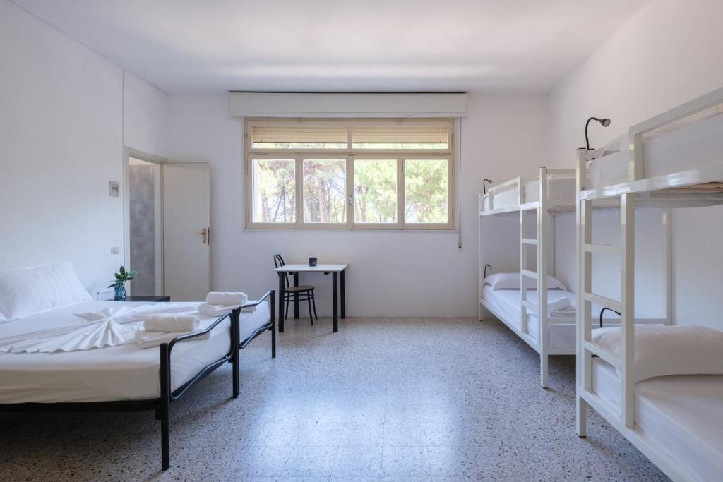 Postel nebo postele na pokoji v ubytování Meet Hostel Cervia