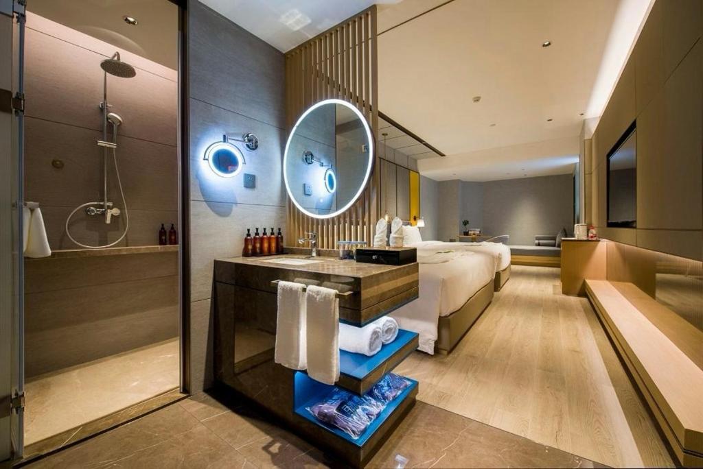 Koupelna v ubytování LIZ International Hotel Panyu Ginza Shiqiao Metro Branch - Free Shuttle Bus to Canton Fair Complex During Canton Fair Period & Free Breakfast & Free Afternoon Tea & Free Midnight Snack