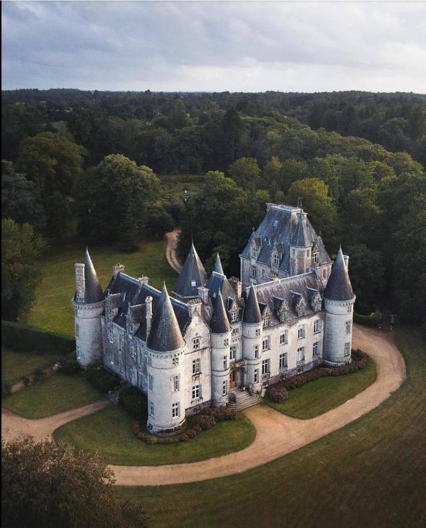 un vieux château au milieu d'un champ dans l'établissement Le 117 au Château de Trédion, à Trédion