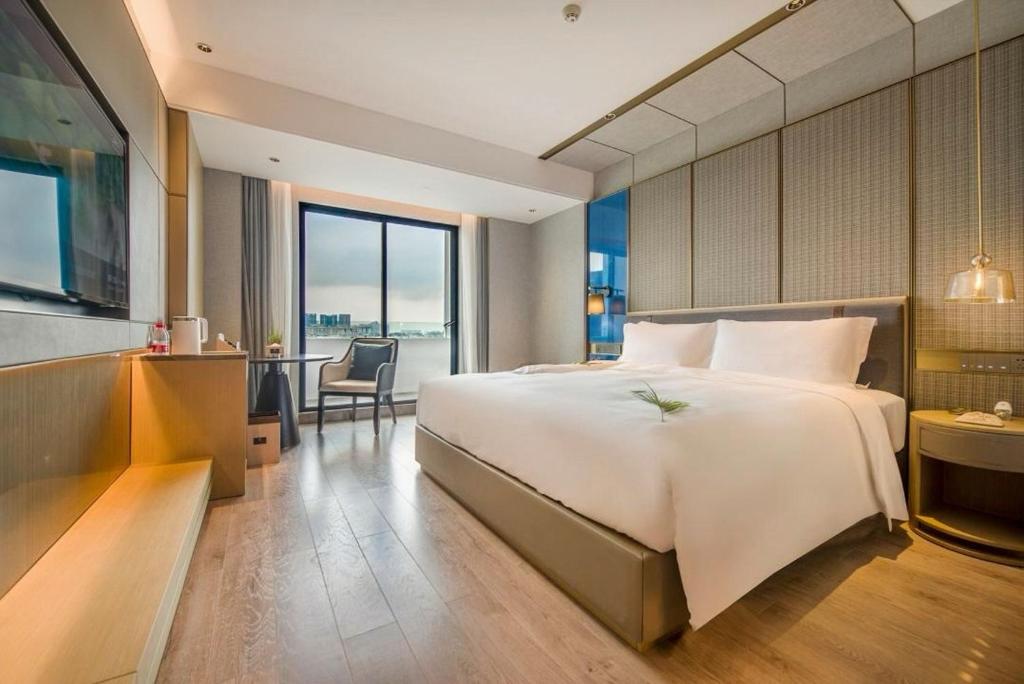 Postel nebo postele na pokoji v ubytování LIZ International Hotel Panyu Ginza Shiqiao Metro Branch - Free Shuttle Bus to Canton Fair Complex During Canton Fair Period & Free Breakfast & Free Afternoon Tea & Free Midnight Snack