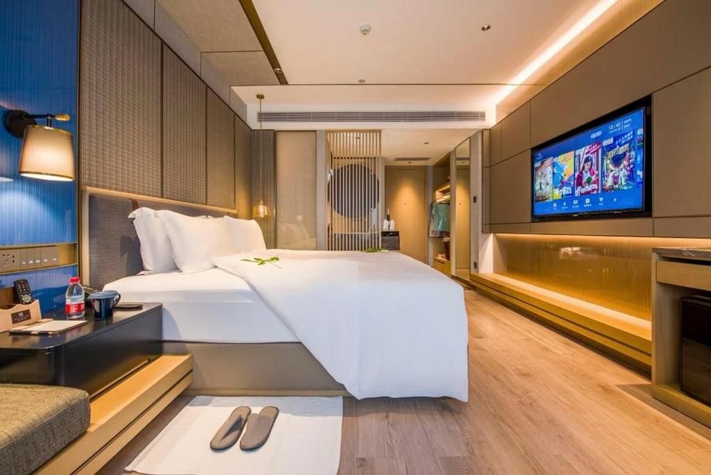 TV a/nebo společenská místnost v ubytování LIZ International Hotel Panyu Ginza Shiqiao Metro Branch - Free Shuttle Bus to Canton Fair Complex During Canton Fair Period & Free Breakfast & Free Afternoon Tea & Free Midnight Snack