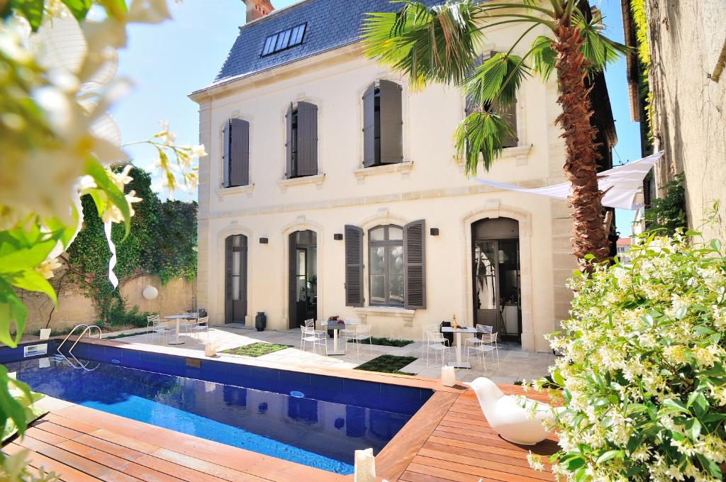 a house with a swimming pool in front of a house at L'Hôtel Particulier Beziers in Béziers