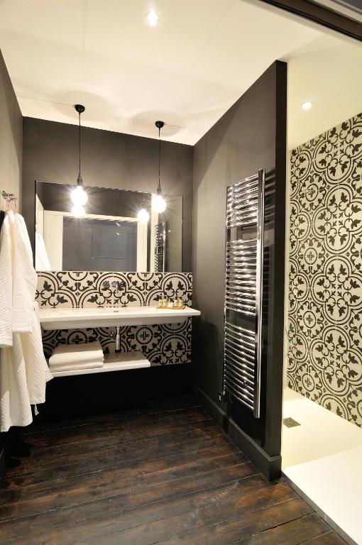a bathroom with a sink and a mirror at L'Hôtel Particulier Beziers in Béziers
