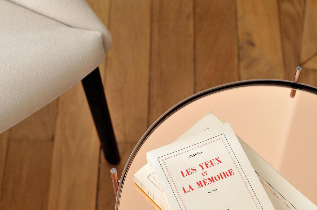 a sign on a chair with the words lives wait in melbourne at L'Hôtel Particulier Beziers in Béziers