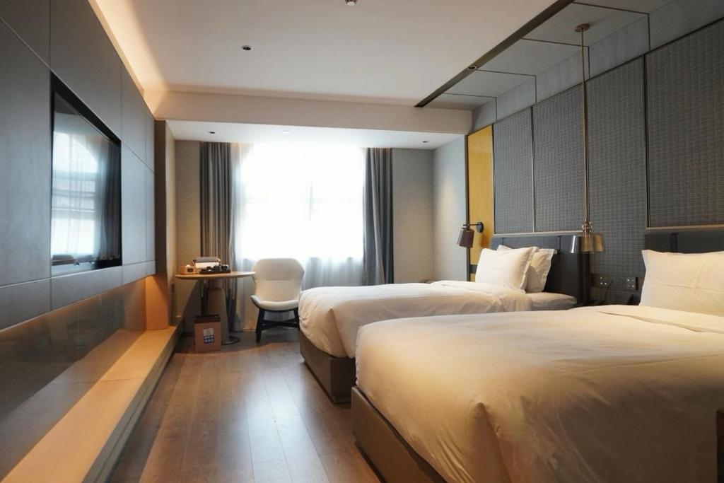 Postel nebo postele na pokoji v ubytování LIZ International Hotel Panyu Ginza Shiqiao Metro Branch - Free Shuttle Bus to Canton Fair Complex During Canton Fair Period & Free Breakfast & Free Afternoon Tea & Free Midnight Snack