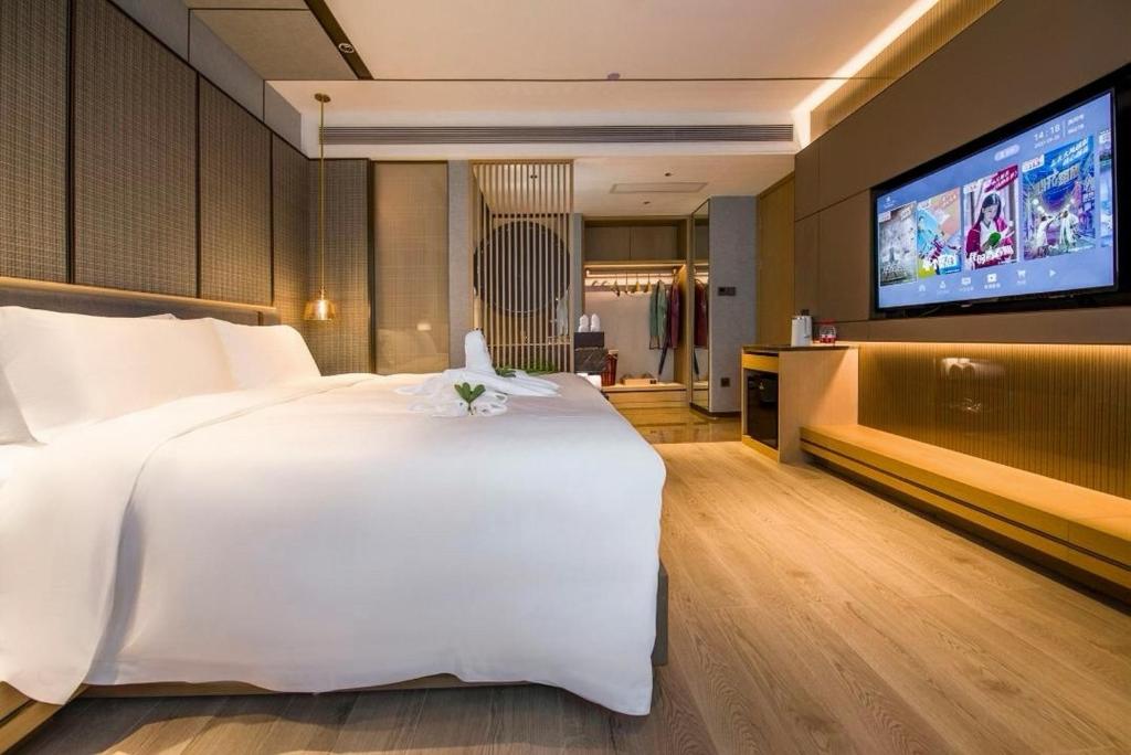 Postel nebo postele na pokoji v ubytování LIZ International Hotel Panyu Ginza Shiqiao Metro Branch - Free Shuttle Bus to Canton Fair Complex During Canton Fair Period & Free Breakfast & Free Afternoon Tea & Free Midnight Snack