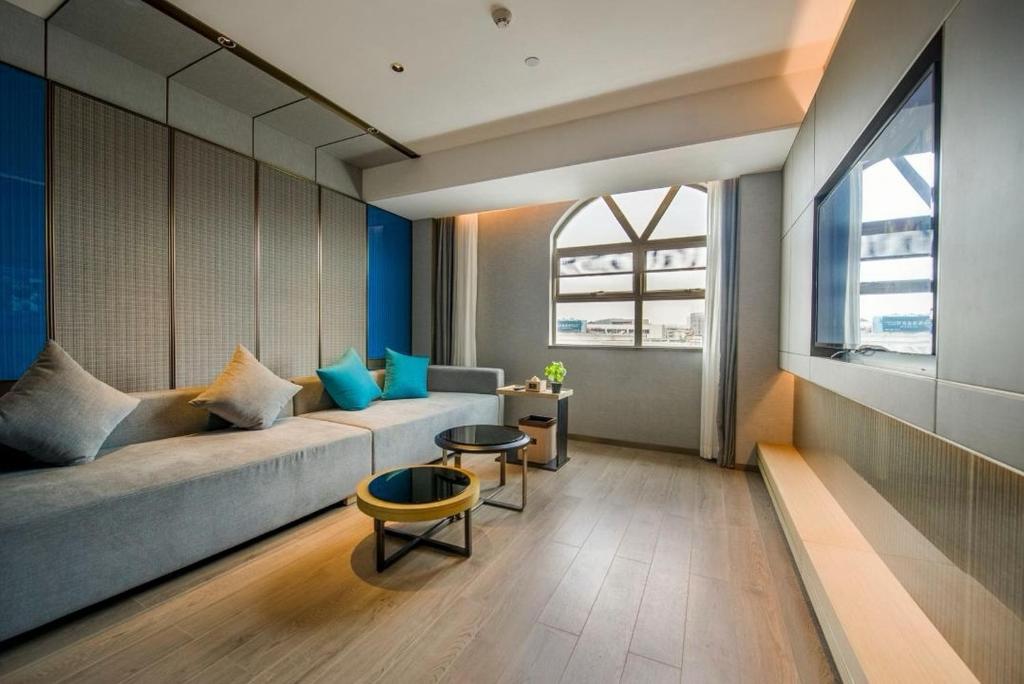 Posezení v ubytování LIZ International Hotel Panyu Ginza Shiqiao Metro Branch - Free Shuttle Bus to Canton Fair Complex During Canton Fair Period & Free Breakfast & Free Afternoon Tea & Free Midnight Snack