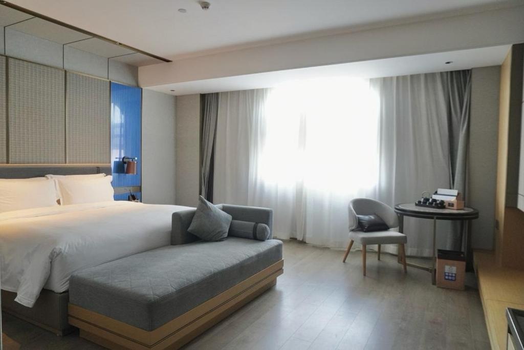 Postel nebo postele na pokoji v ubytování LIZ International Hotel Panyu Ginza Shiqiao Metro Branch - Free Shuttle Bus to Canton Fair Complex During Canton Fair Period & Free Breakfast & Free Afternoon Tea & Free Midnight Snack