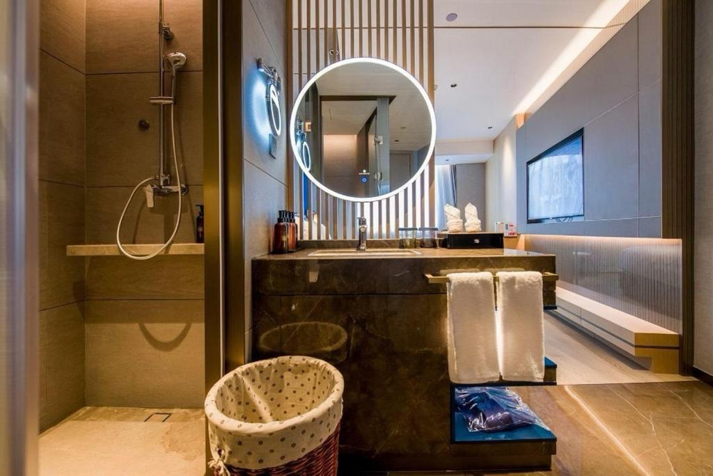 Koupelna v ubytování LIZ International Hotel Panyu Ginza Shiqiao Metro Branch - Free Shuttle Bus to Canton Fair Complex During Canton Fair Period & Free Breakfast & Free Afternoon Tea & Free Midnight Snack