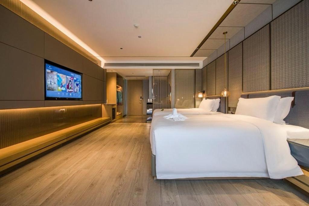 TV a/nebo společenská místnost v ubytování LIZ International Hotel Panyu Ginza Shiqiao Metro Branch - Free Shuttle Bus to Canton Fair Complex During Canton Fair Period & Free Breakfast & Free Afternoon Tea & Free Midnight Snack