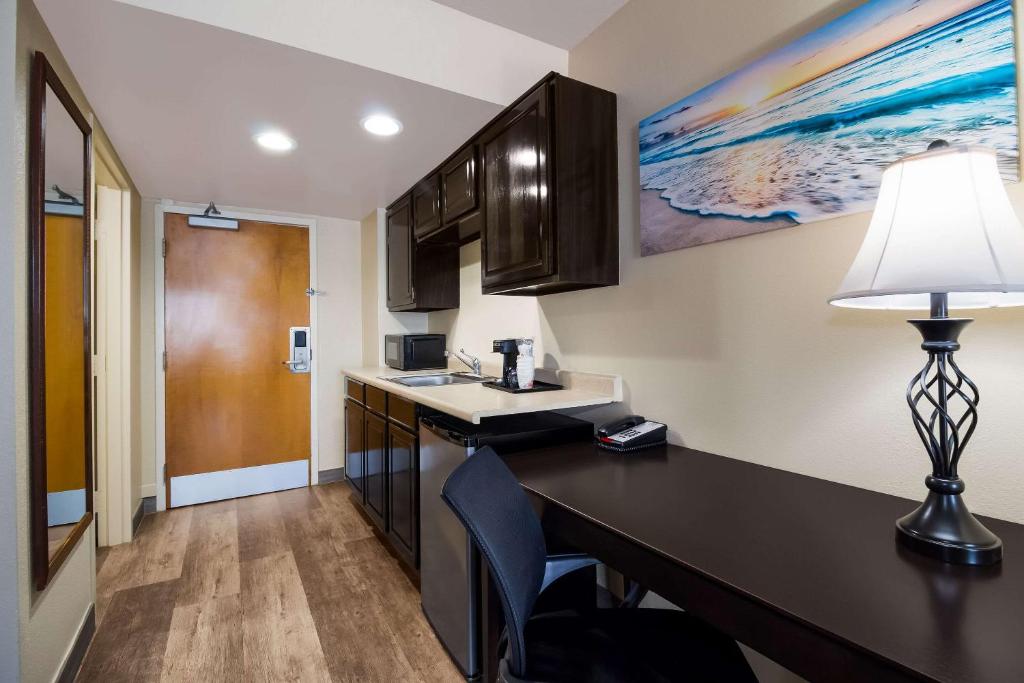 Quality Inn & Suites - Standard Suite With Two Double Beds - Non-Smoking