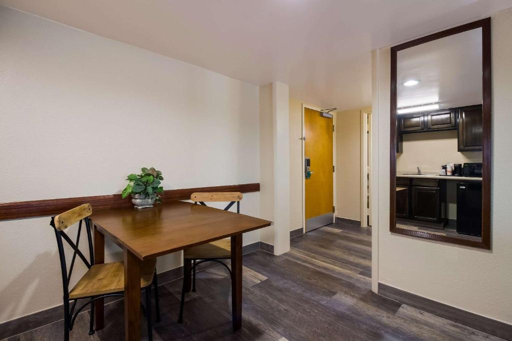 Quality Inn & Suites - King Suite - Non-Smoking