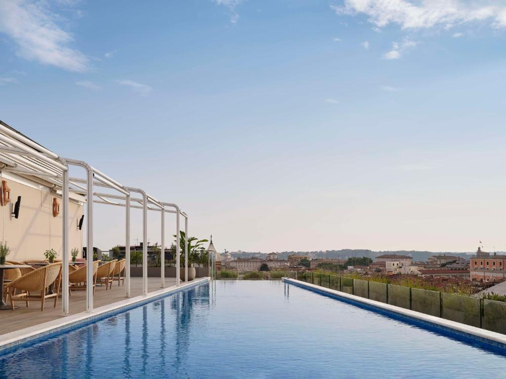 A piscina localizada em Anantara Palazzo Naiadi Rome Hotel - A Leading Hotel of the World ou nos arredores