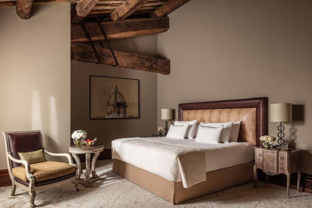 Cama ou camas em um quarto em Anantara Palazzo Naiadi Rome Hotel - A Leading Hotel of the World