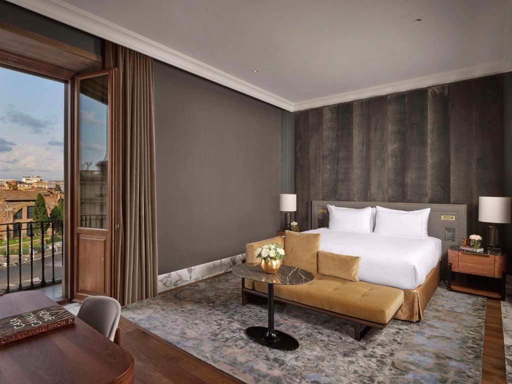 Cama ou camas em um quarto em Anantara Palazzo Naiadi Rome Hotel - A Leading Hotel of the World