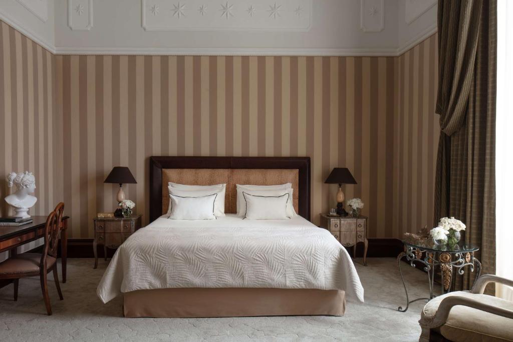 Cama ou camas em um quarto em Anantara Palazzo Naiadi Rome Hotel - A Leading Hotel of the World