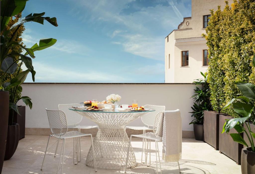 Uma varanda ou terraço em Anantara Palazzo Naiadi Rome Hotel - A Leading Hotel of the World