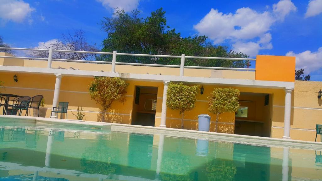 Bazén v ubytování Hotel El Marques nebo v jeho okolí