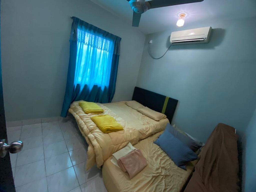 Postel nebo postele na pokoji v ubytování Homestay Nearby to Matrikulasi Labuan