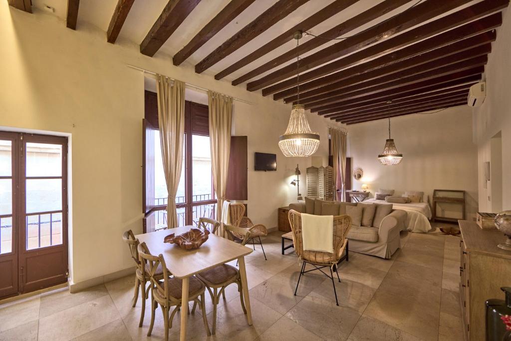 un soggiorno con un tavolo e un divano di Can Savella - Turismo de Interior a Palma de Mallorca