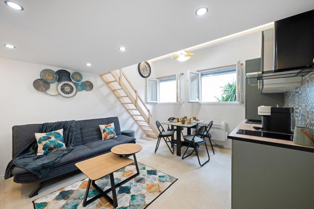 un salon avec un canapé et une table dans l'établissement Bleu Rivage - Magnifique 2P au Port de Nice - 1 chambre et 1 Mezzanine, à Nice