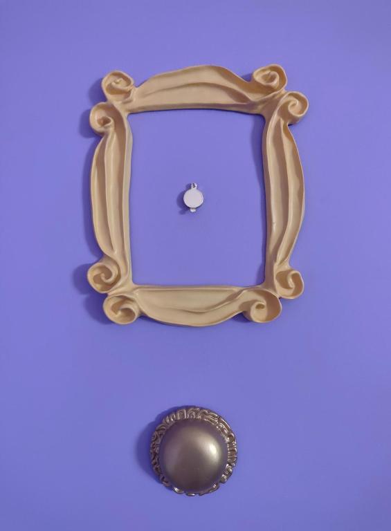 une souris d'ordinateur et une boule sur fond bleu dans l'établissement La Suite Niortaise, à La Crèche