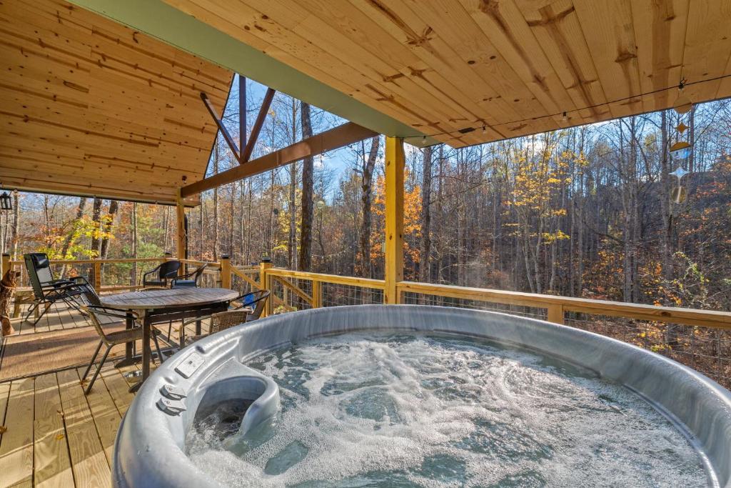 a hot tub on the deck of a cabin at EagleRock Retreat in Rogers