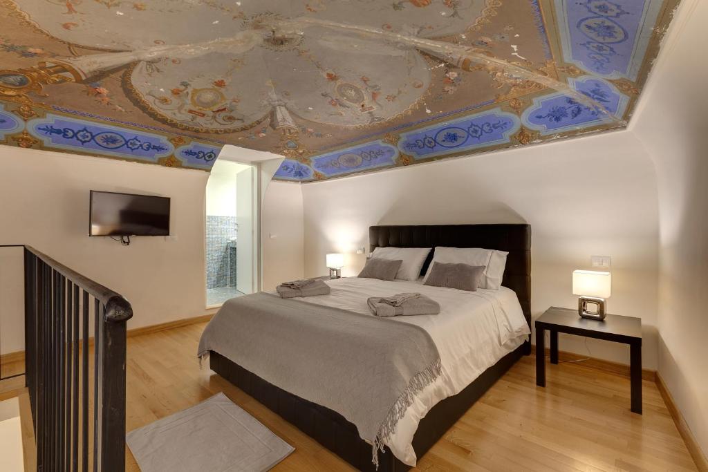 1 dormitorio con cama y techo artesonado en 2016 Apartments en Florencia