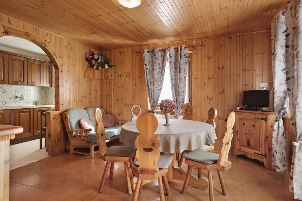 Телевизор и/или развлекательный центр в La Maison du Bonheur Lillaz