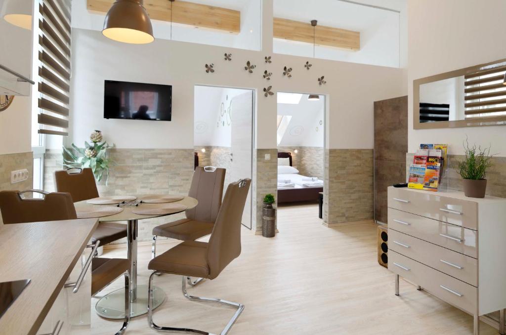 ウィーンにあるFlatprovider - Manuela Apartment Viennaのダイニングテーブルとベッドルームが備わります。