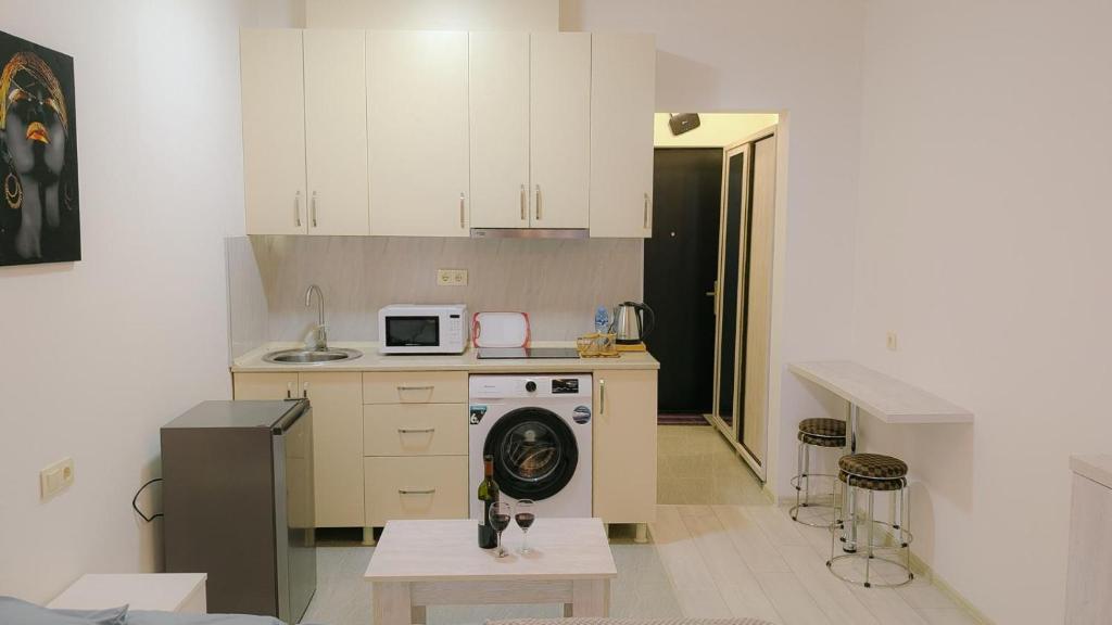 Kuchyň nebo kuchyňský kout v ubytování Luxury apartment in Batumi