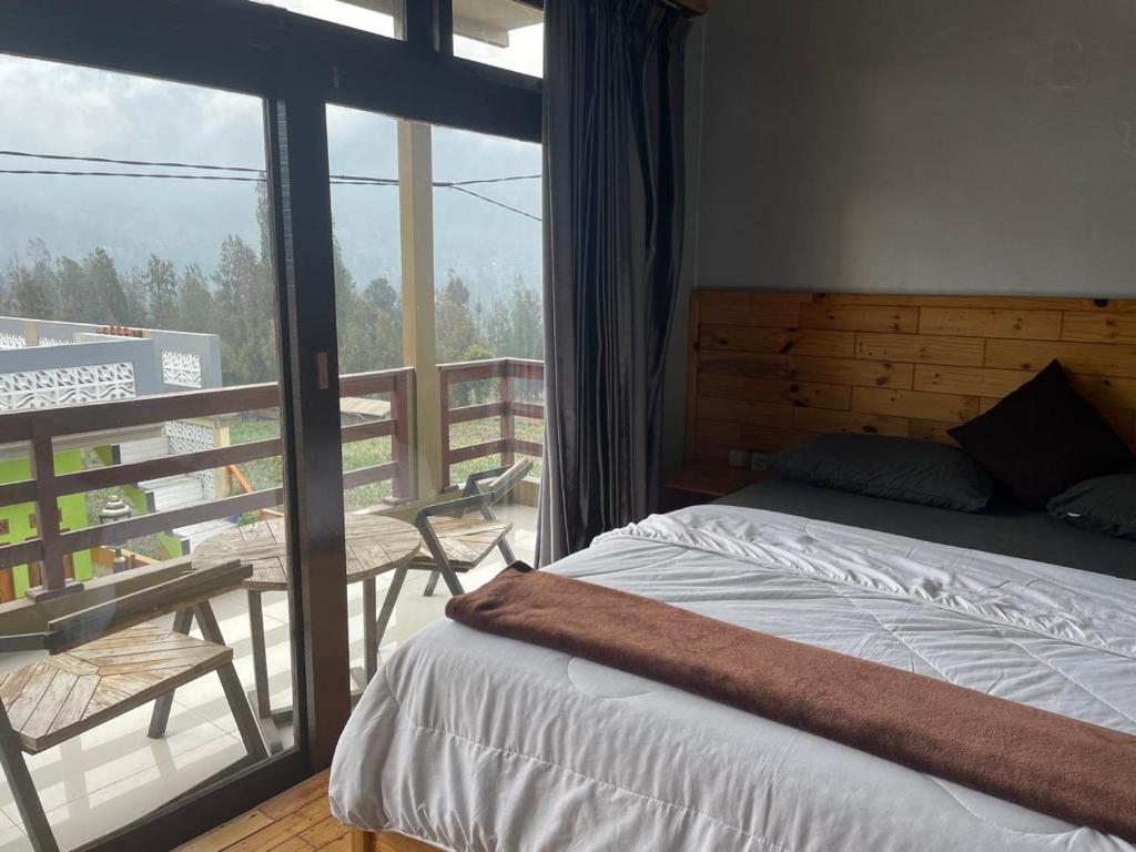 Postel nebo postele na pokoji v ubytování Bromo Semesta Guesthouse