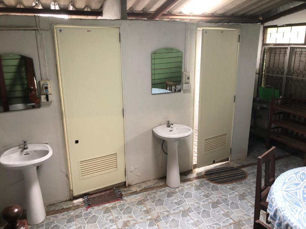 un bagno con due lavandini e due specchi di Baan Bua Guest House a Chiang Rai