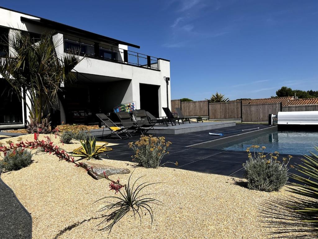 une maison avec une piscine dans une cour dans l'établissement Villa CARPE DIEM - Bretignolles sur Mer, à Bretignolles-sur-Mer