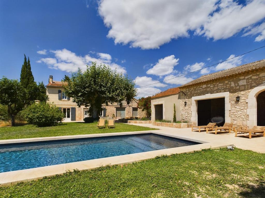 une vue extérieure d'une villa avec piscine dans l'établissement Mas Sainte Croix - Renovated old Provencal Mas, à Fontvieille