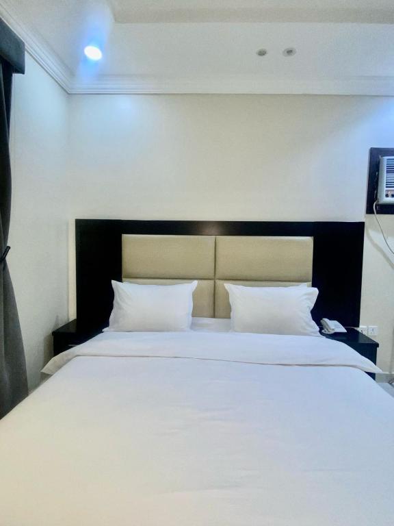 Postel nebo postele na pokoji v ubytování Arees Al Sharq Served Apartments