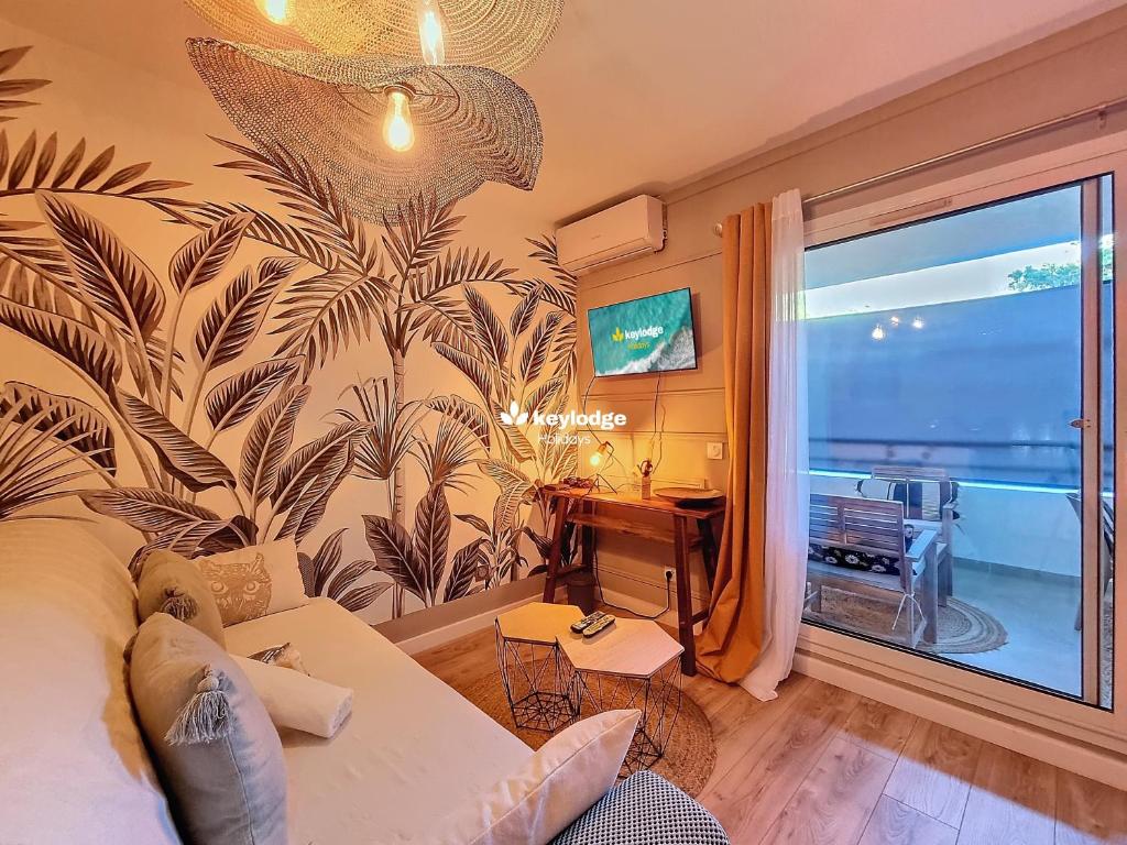 a room with a bedroom with a desk and a window at T1 - Ti Dalon - proche du centre de Saint-Denis in Saint-Denis