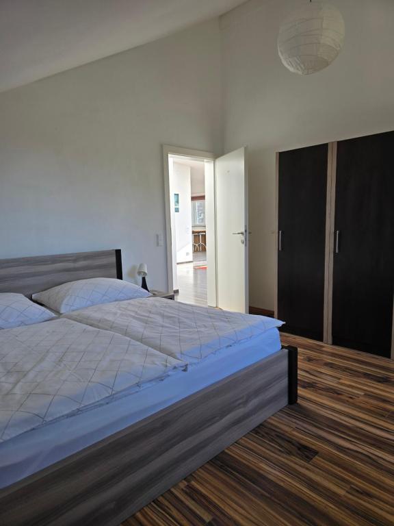 Postel nebo postele na pokoji v ubytování Apartment im Salzburger Seenland