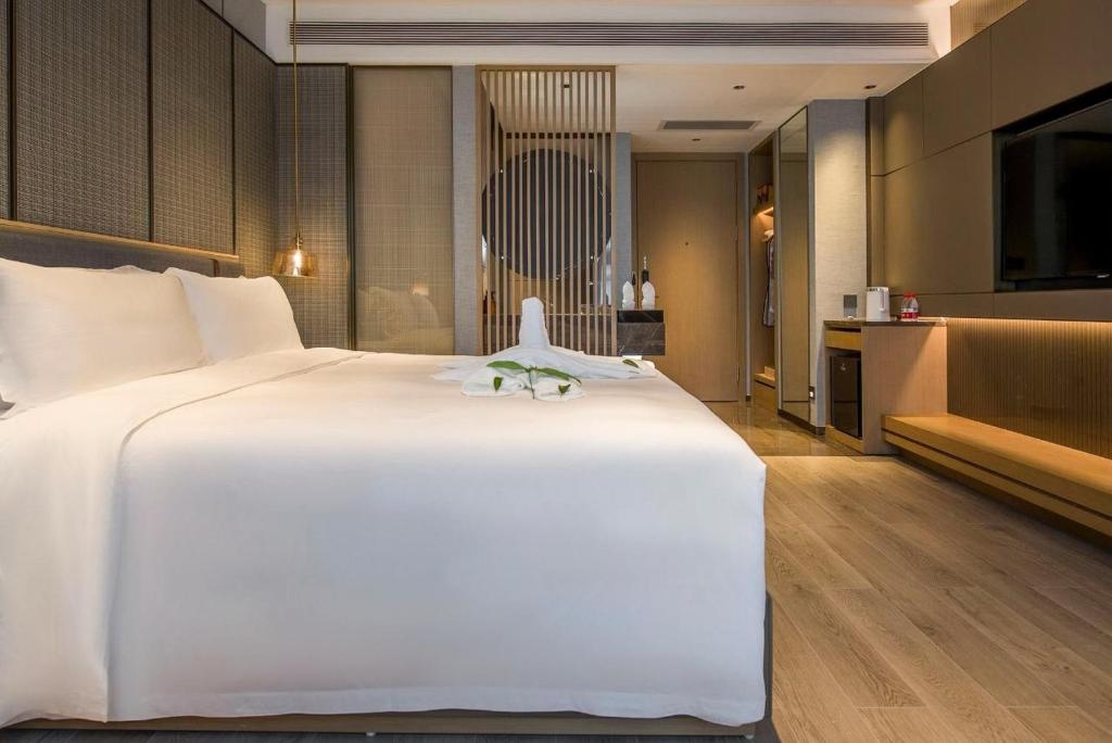 Postel nebo postele na pokoji v ubytování LIZ International Hotel Panyu Ginza Shiqiao Metro Branch - Free Shuttle Bus to Canton Fair Complex During Canton Fair Period & Free Breakfast & Free Afternoon Tea & Free Midnight Snack