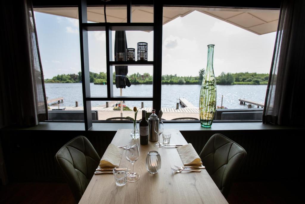Výhled na řeku, která protéká v blízkosti hotelu