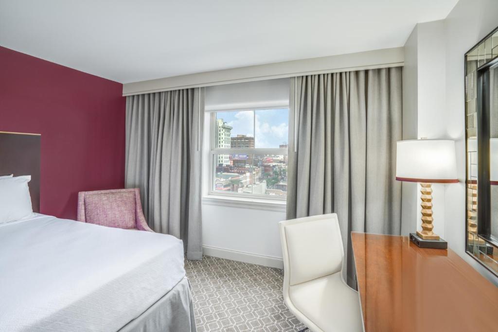 Ένα ή περισσότερα κρεβάτια σε δωμάτιο στο Crowne Plaza New Orleans French Qtr - Astor by IHG