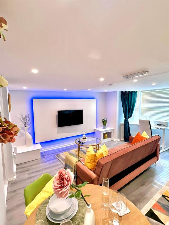 a living room with a couch and a flat screen tv at House Andiamo Portsmouth, Centrally located, Sleeps 3 in Portsmouth