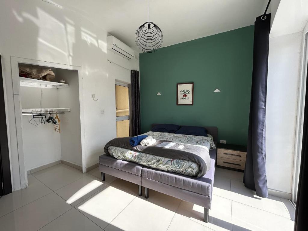 Postel nebo postele na pokoji v ubytování Next to beach Sliema Stay, Cozy, Air-Conditioned, Self Check-In