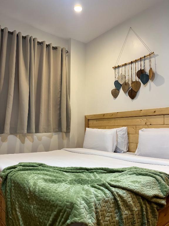 Postel nebo postele na pokoji v ubytování JCGA Apartments' Rustic Chic Cabins-Near Botanical Garden and SM Baguio