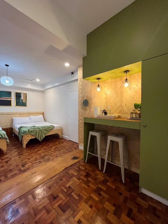 Postel nebo postele na pokoji v ubytování JCGA Apartments' Rustic Chic Cabins-Near Botanical Garden and SM Baguio