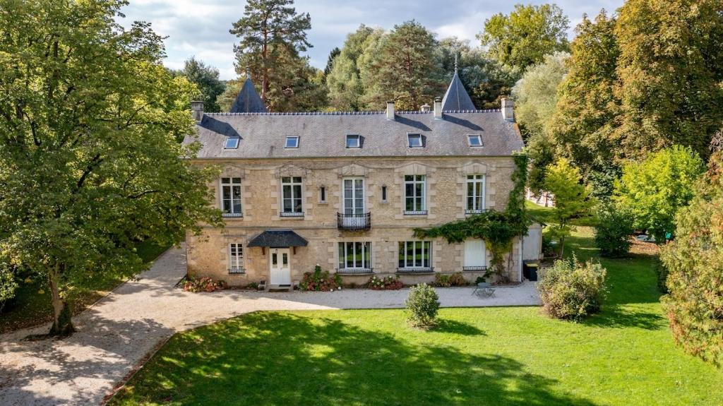 une vue aérienne d'une maison avec une cour dans l'établissement Le Manoir du Cèdre - 7 minutes from Pierrefonds, à Chelles