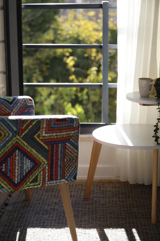 イスタンブールにあるAgion Living Taksim Cihangirのテーブルと椅子と窓のある部屋