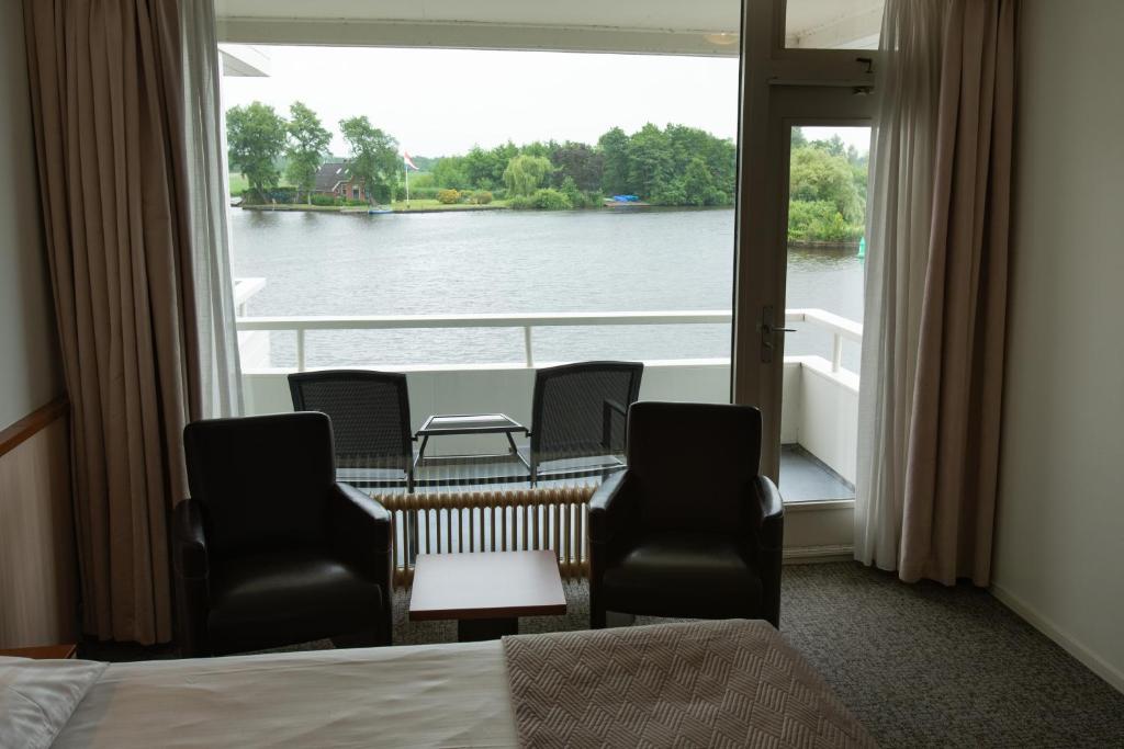 Výhled na řeku, která protéká v blízkosti hotelu
