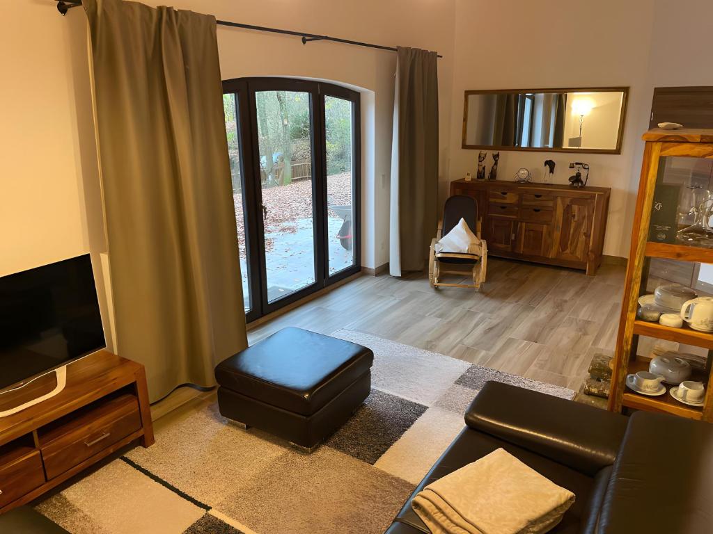 シュトロームベルクにあるFerien-Schindeldorfのソファとテレビのあるリビングルーム