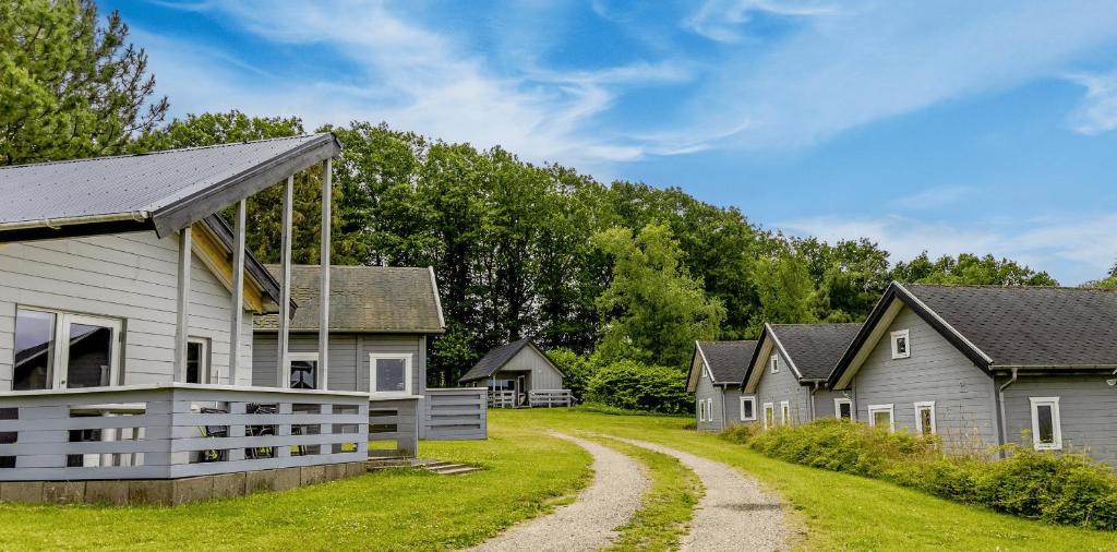 a row of houses and a dirt road at Hytte på Tåsinge, nær Svendborg in Svendborg